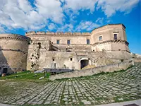 Veduta panoramica del cortile interno del Castello di Massafra