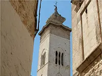 Campanile romanico con la guglia barocca della Collegiata